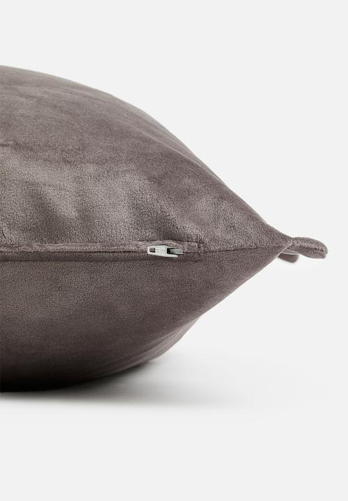 Grey Gardens - Rema velvet cushion cover - Taupe