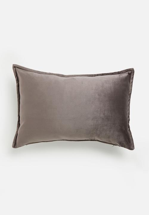 Grey Gardens - Rema velvet cushion cover - Taupe