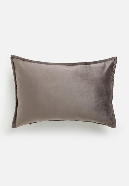 Grey Gardens - Rema velvet cushion cover - Taupe