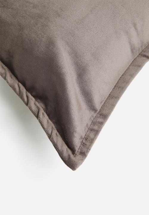 Grey Gardens - Rema velvet cushion cover - Taupe