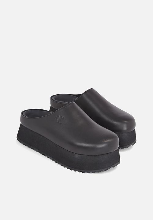Calvin Klein - Close toe flatform - triple black