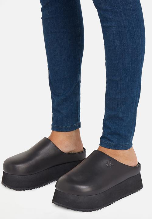 Calvin Klein - Close toe flatform - triple black