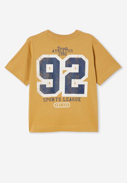 Cotton On - Jonny short sleeve graphic print tee - mustard seed/varsity athletics 1992
