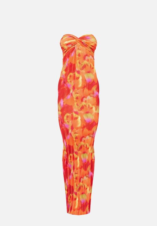 PrettyLittleThing - Abstract Print Plisse Knot Bandeau Maxi Dress - Orange