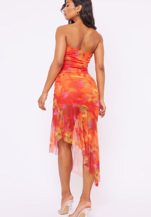 PrettyLittleThing - Abstract Print Asymmetric Frill Hem Bandeau Midaxi Dress - Orange