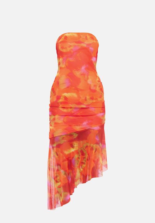 PrettyLittleThing - Abstract Print Asymmetric Frill Hem Bandeau Midaxi Dress - Orange