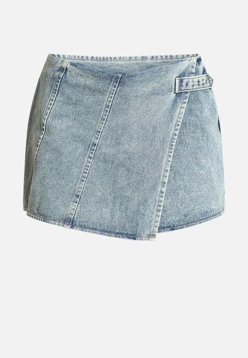 PrettyLittleThing - Mid Rise Denim Wrap Over Mini Skirt - Vintage Wash
