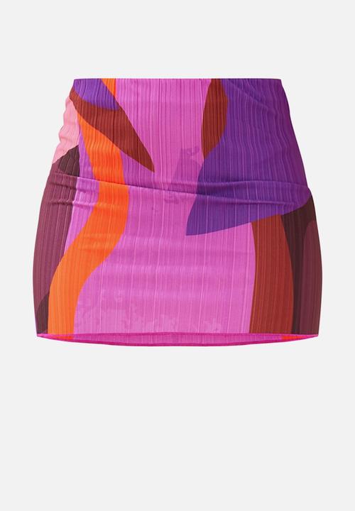 PrettyLittleThing - Print Plisse Low Rise Micro Mini Skirt - Pink