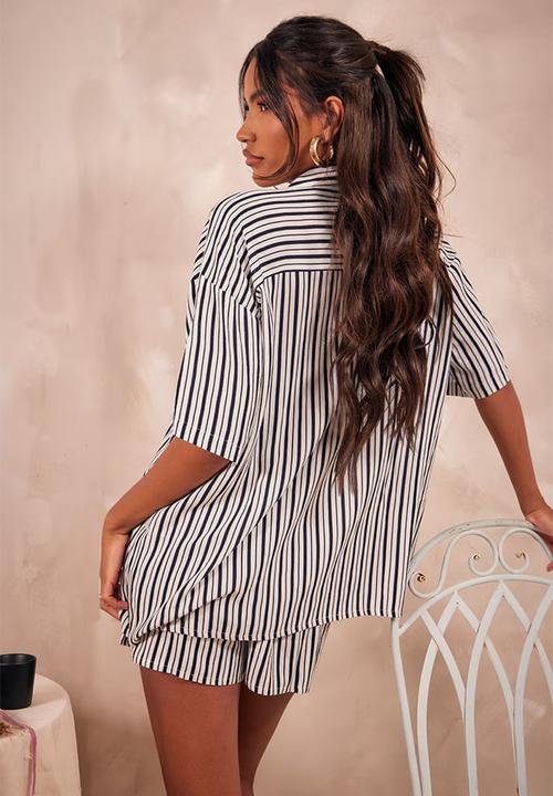 PrettyLittleThing - Oversized Boxy Short Sleeve Shirt - Black Stripe