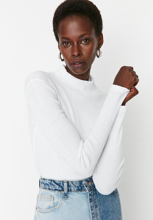 Trendyol - Fitted High Collar Long Sleeve Ribbed Stretchy Knitted Top - White