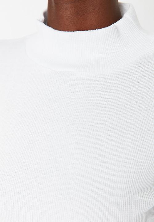Trendyol - Fitted High Collar Long Sleeve Ribbed Stretchy Knitted Top - White