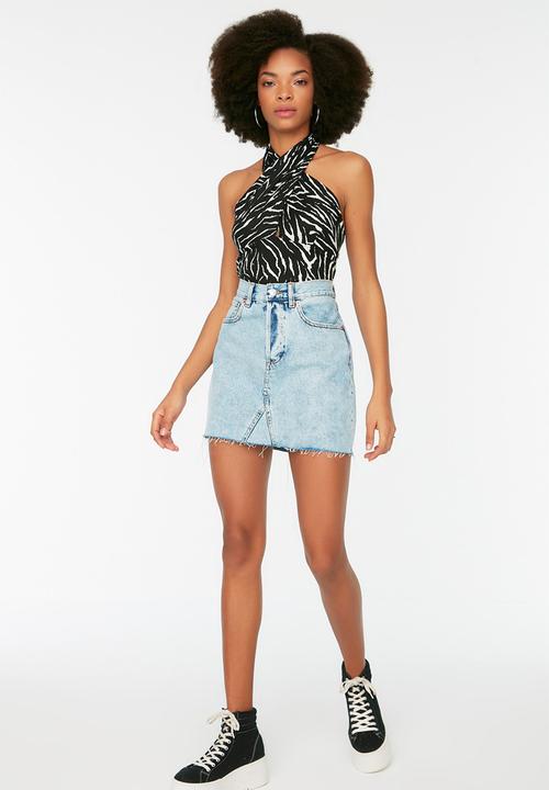 Trendyol - Printed halter neck fitted crop stretchy knitted top - black