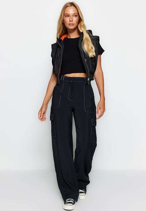 Trendyol - Cargo wide leg woven trousers with contrast stitching - black