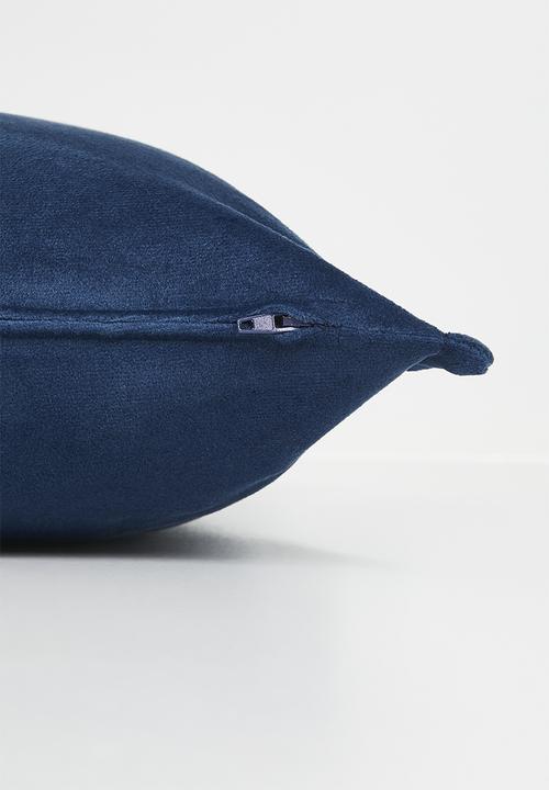 Grey Gardens - Rema velvet cushion cover - Navy