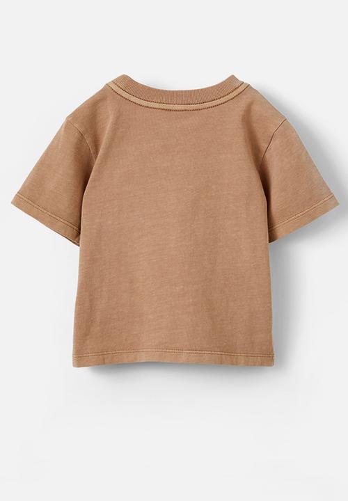 Cotton On - Jamie short sleeve graphic print tee - taupy brown wash