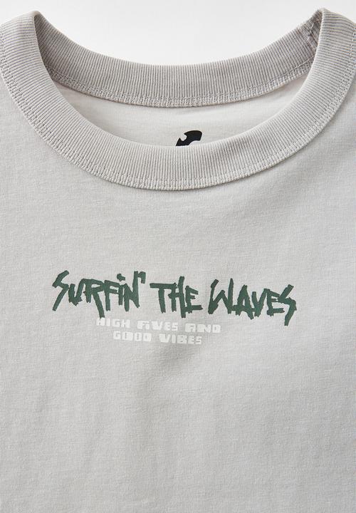 Cotton On - Jonny short sleeve graphic print tee - winter grey/surfin  the waves