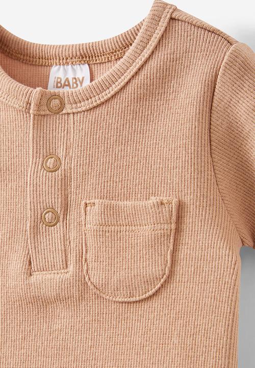 Cotton On - The short sleeve rib pocket bubbysuit - taupy brown