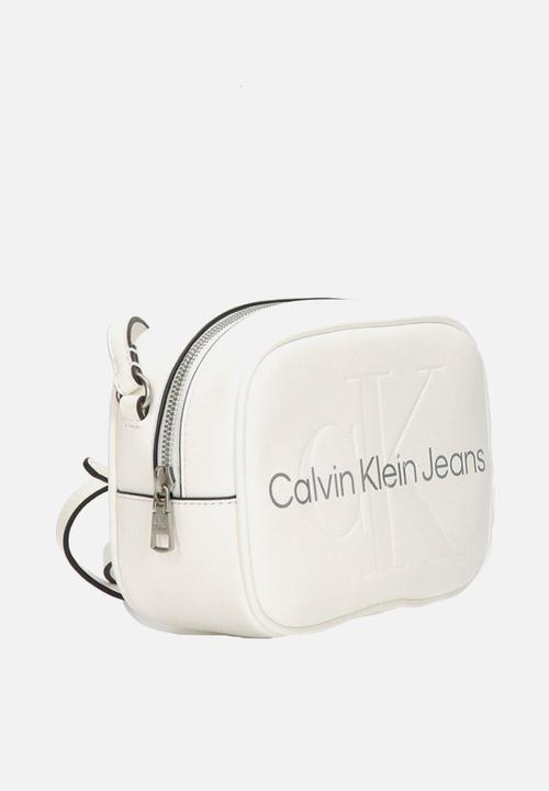 Calvin Klein - Sculpted camera bag18 mono- white/silver logo