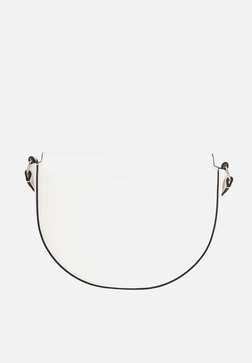 Calvin Klein - Sculpted saddle bag22 mono- white/silver logo