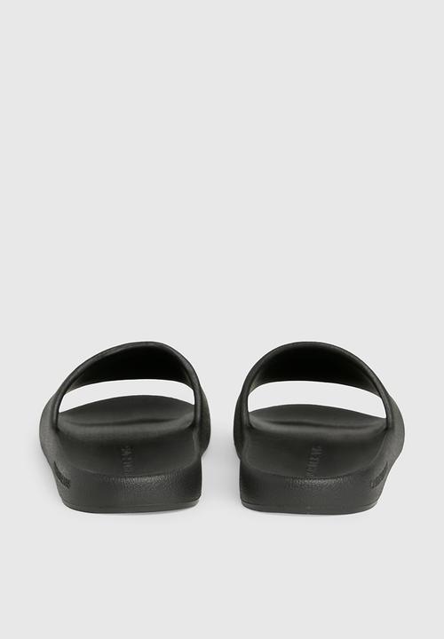 Calvin Klein - Slide monogram debossed - black
