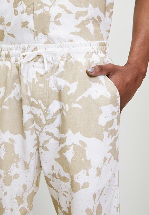 STYLE REPUBLIC - Printed Linen Blend Walkshort - Neutral & White 
