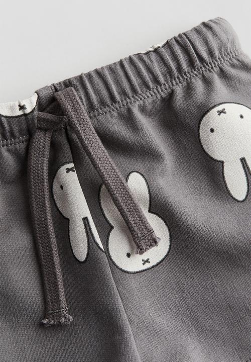 H&M - Patterned sweatshirt shorts - dark grey miffy 