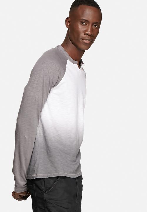 GUESS - Roper Raglan Tee