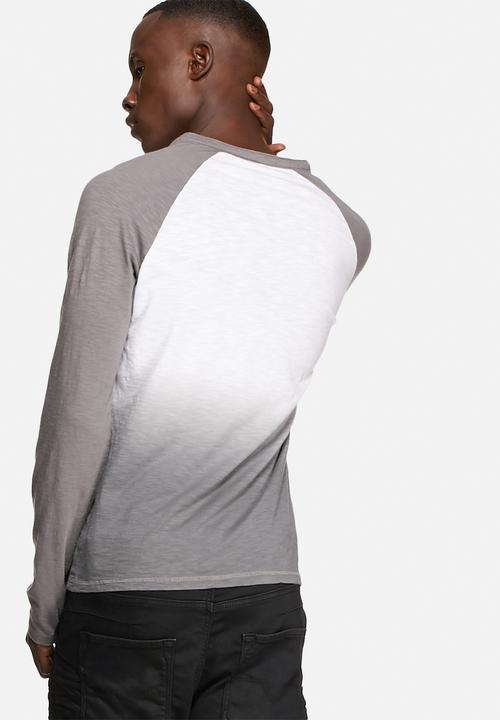 GUESS - Roper Raglan Tee