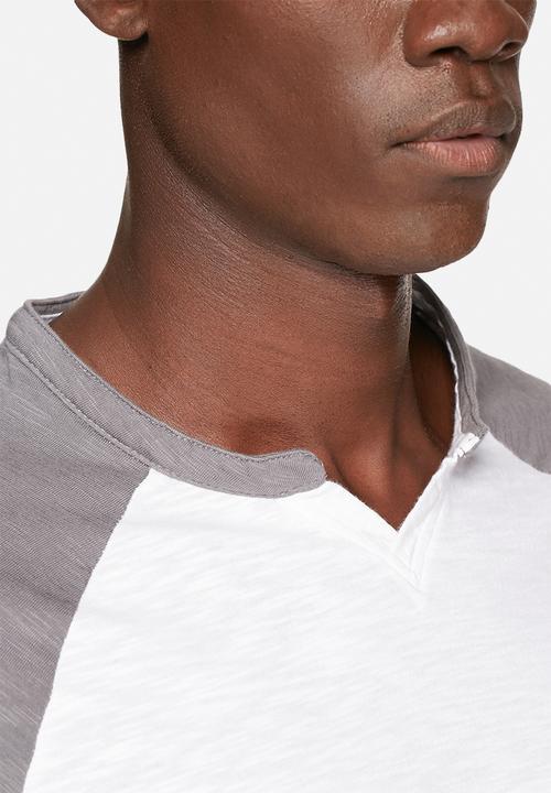 GUESS - Roper Raglan Tee