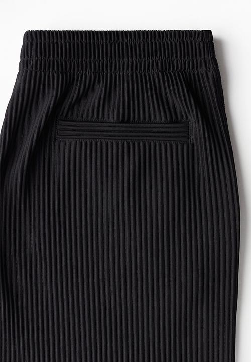 H&M - Regular fit pleated shorts - black