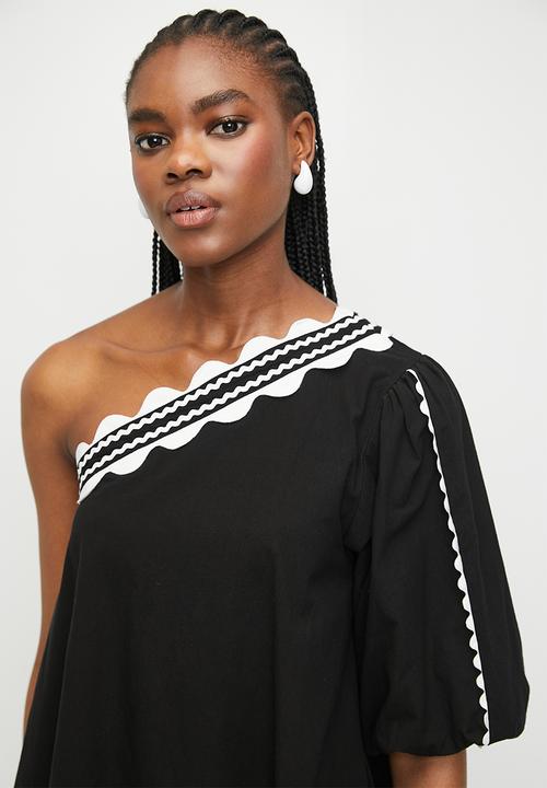 Superbalist - Embroidery asym mini trapeze - black