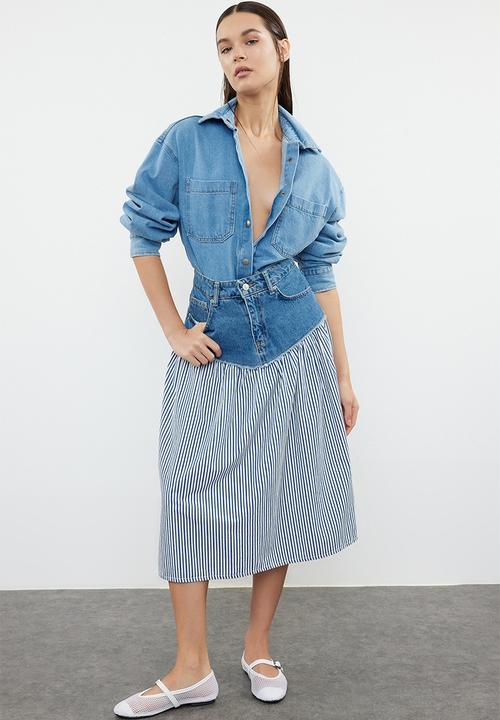 Trendyol - Color blocked high waist midi denim skirt - blue & white 