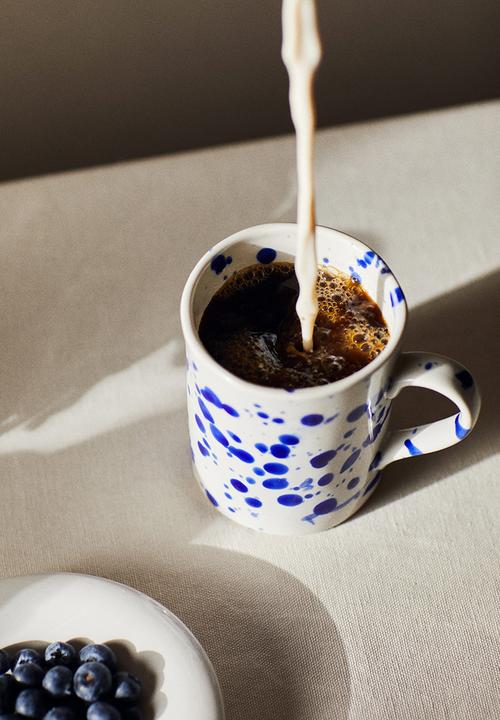 H&M - Speckled-glaze stoneware mug - natural white & dark blue 