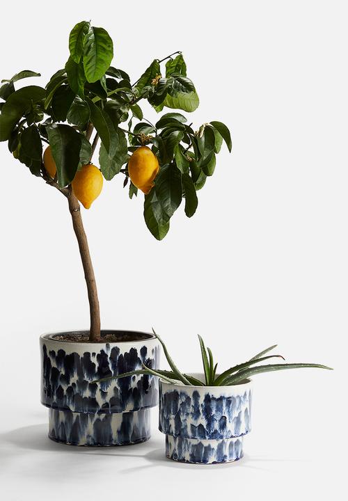 H&M - Terracotta plant pot - navy blue patterned 