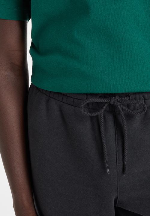New Balance  - Core 9in Short - Black