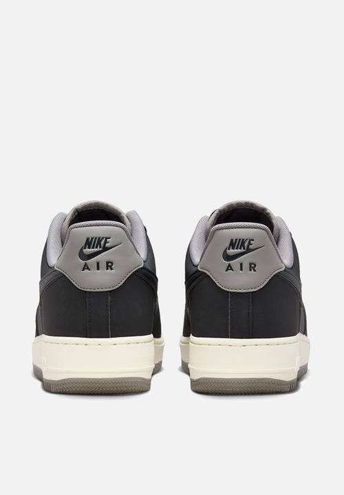 Nike - AIR FORCE 1 '07 LV8