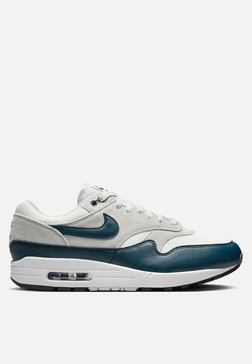 summit white air max 1