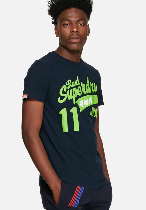 Superdry. - Fat Swoosh Reworked Classic Tee