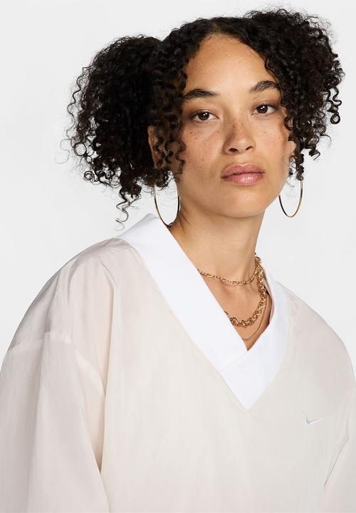 Nike - Nike Essential Woven UV Vneck Crew - Lt Orewood Brn/White