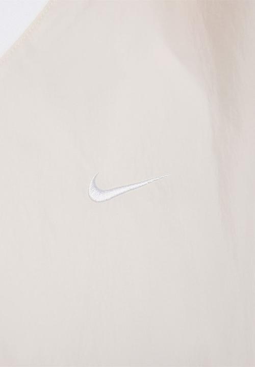 Nike - Nike Essential Woven UV Vneck Crew - Lt Orewood Brn/White