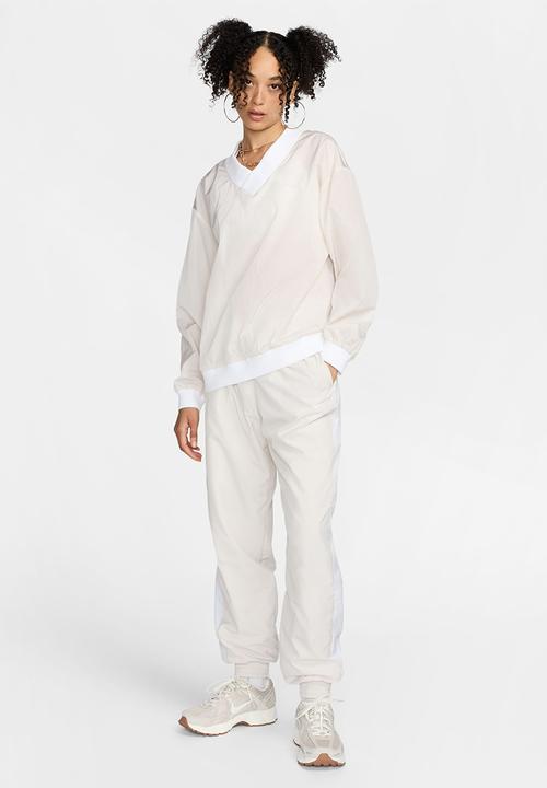 Nike - Nike Essential Woven UV Vneck Crew - Lt Orewood Brn/White