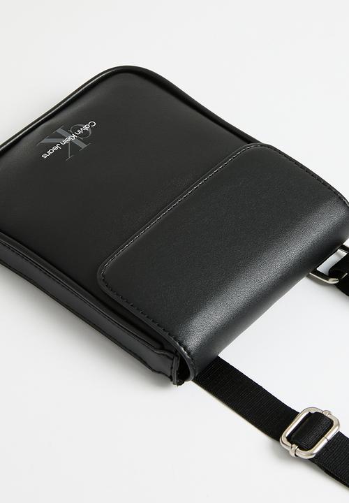 Calvin Klein - Monogram Soft Phone Cb W/Gusset - Black