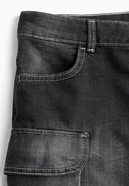 H&M - Regular denim cargo shorts - black