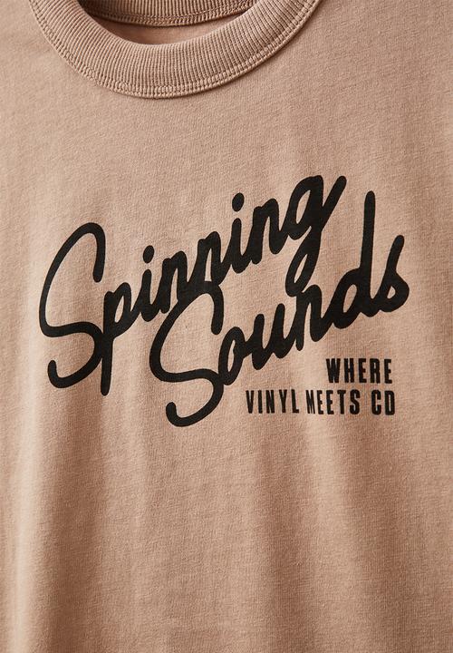 Cotton On - Jonny short sleeve print tee - taupy brown/black spinning sounds