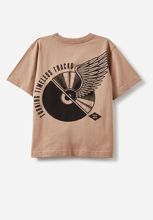 Cotton On - Jonny short sleeve print tee - taupy brown/black spinning sounds