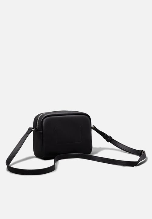 Calvin Klein - Scuplted camera bag - black