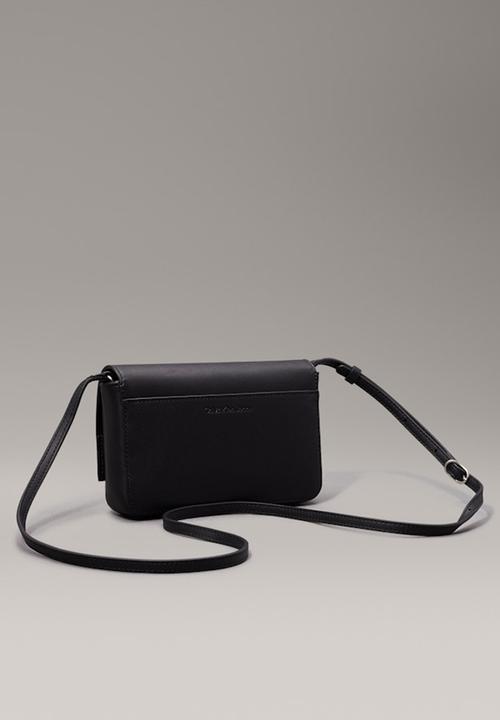 Calvin Klein - Scuplted flap phone - black
