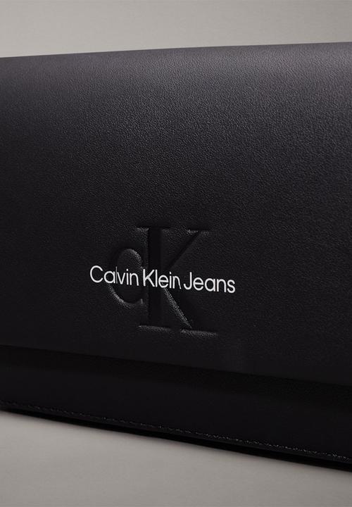 Calvin Klein - Scuplted flap phone - black