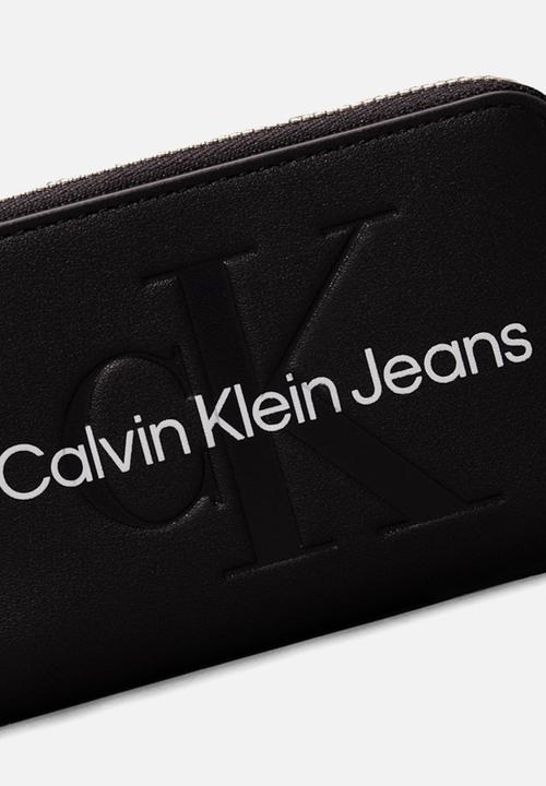 Calvin Klein - Scuplted medium zip around purse - black