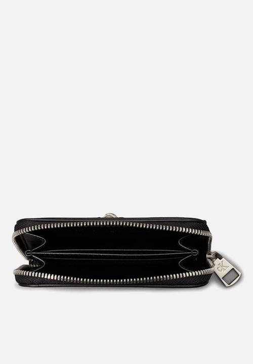 Calvin Klein - Scuplted medium zip around purse - black